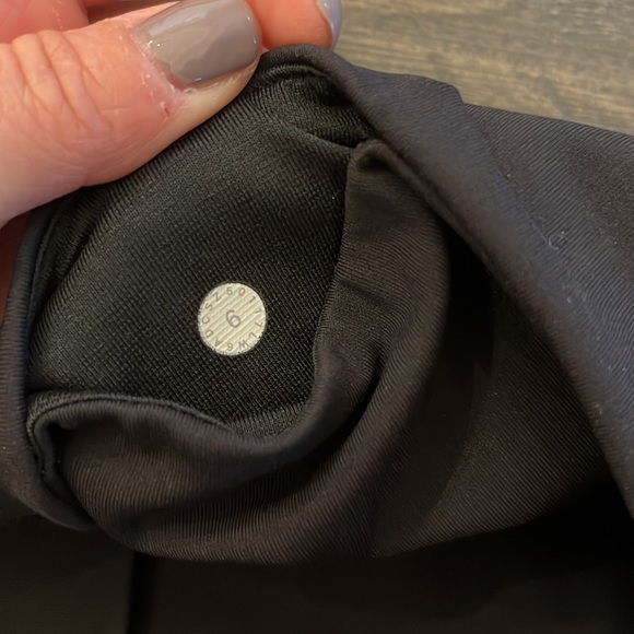 Lululemon high waisted with mesh sides cropped leggings - Picture 4 of 6